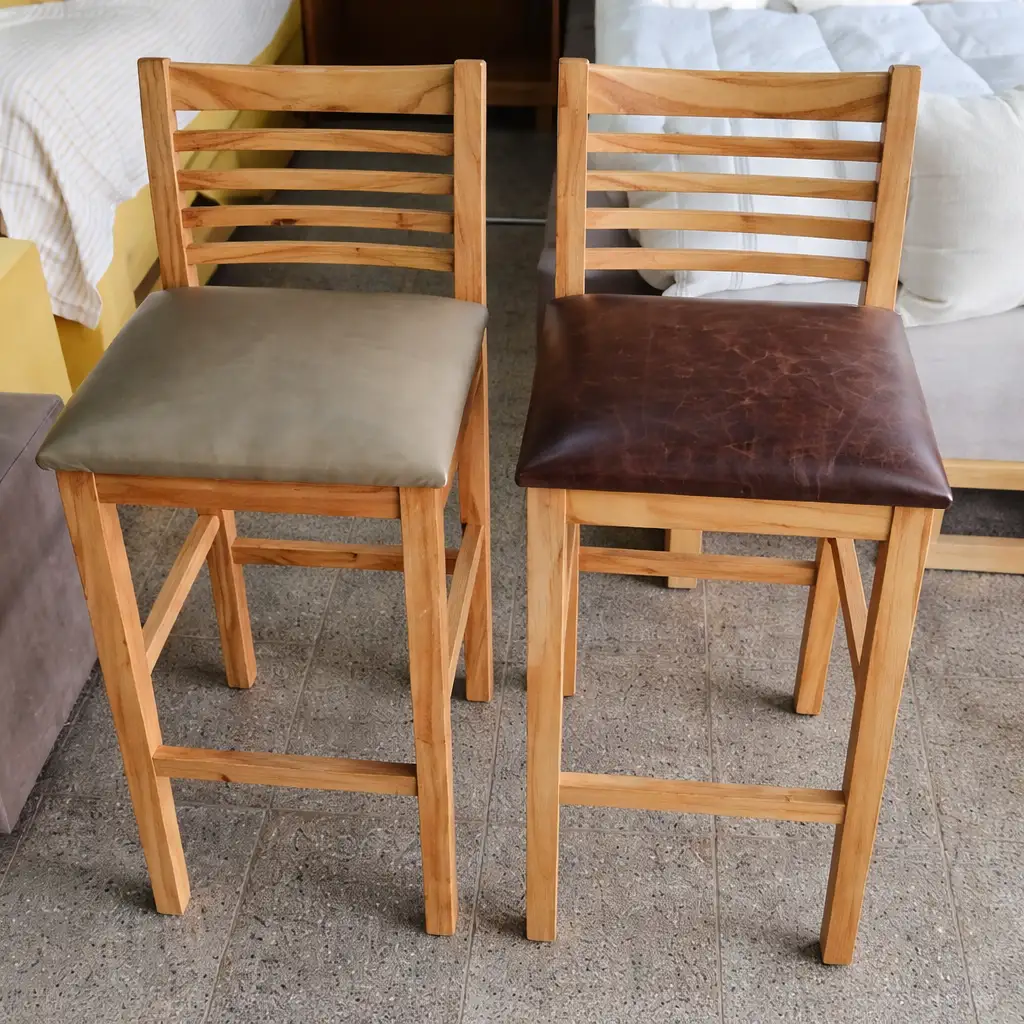 Tapizado de banquetas altas con asiento en cuero