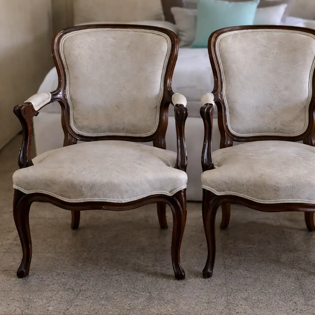 Retapizado de sillas estilo Luis XV en tela beige