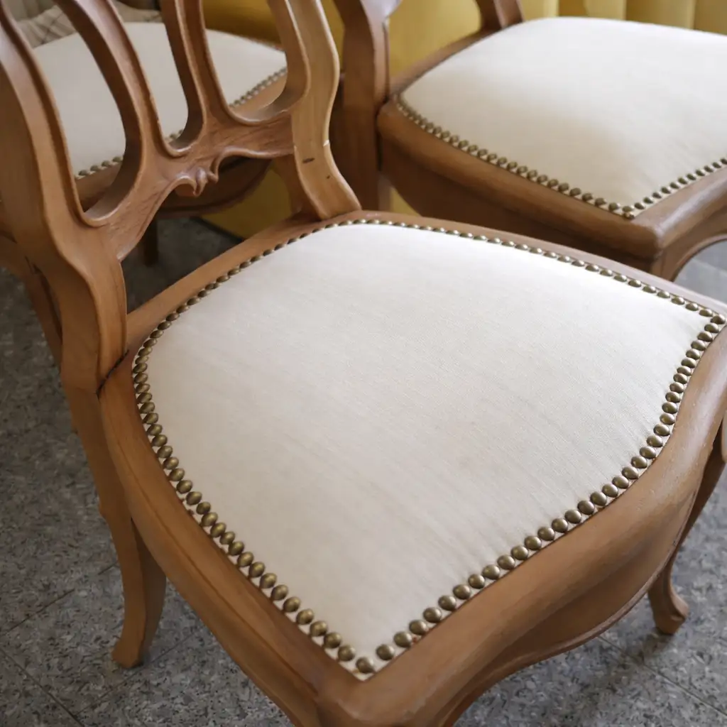 Retapizado de sillas de comedor con tachas decorativas