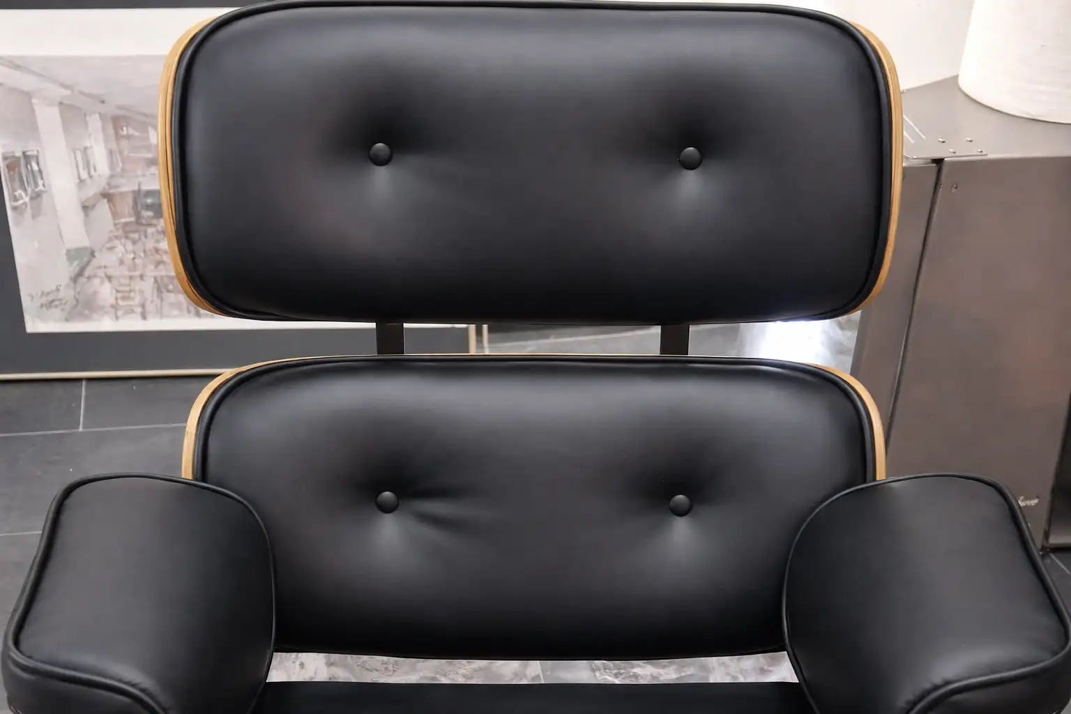 Retapizado de sillón Eames en cuero negro