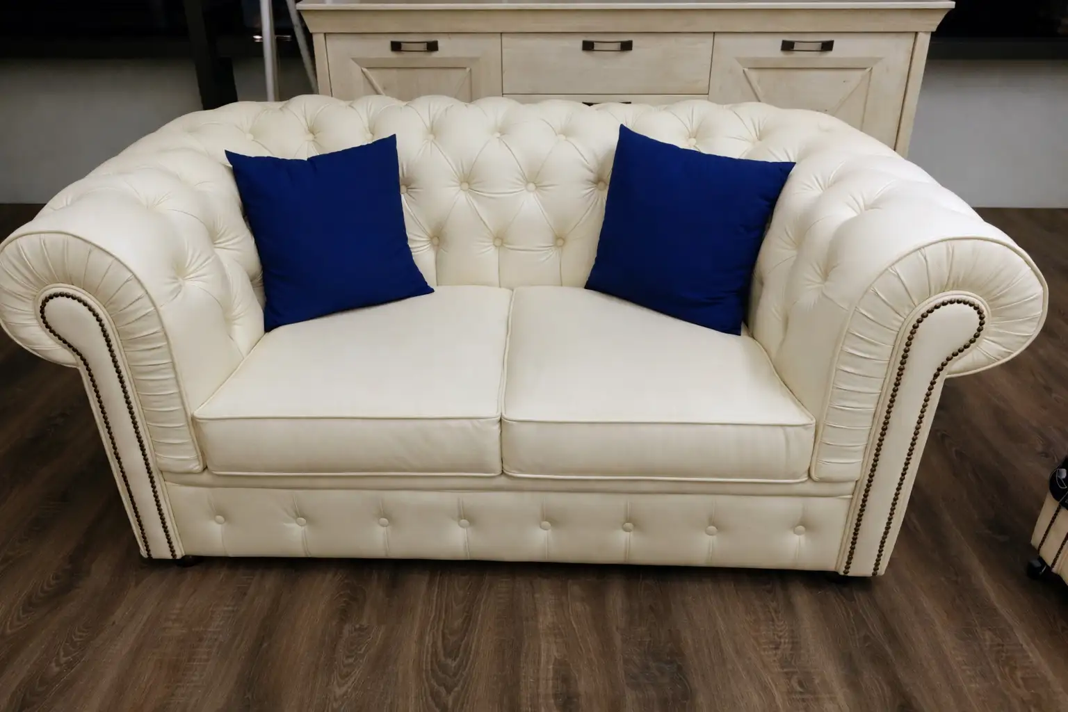 Retapizado de sillón Chesterfield en cuero blanco